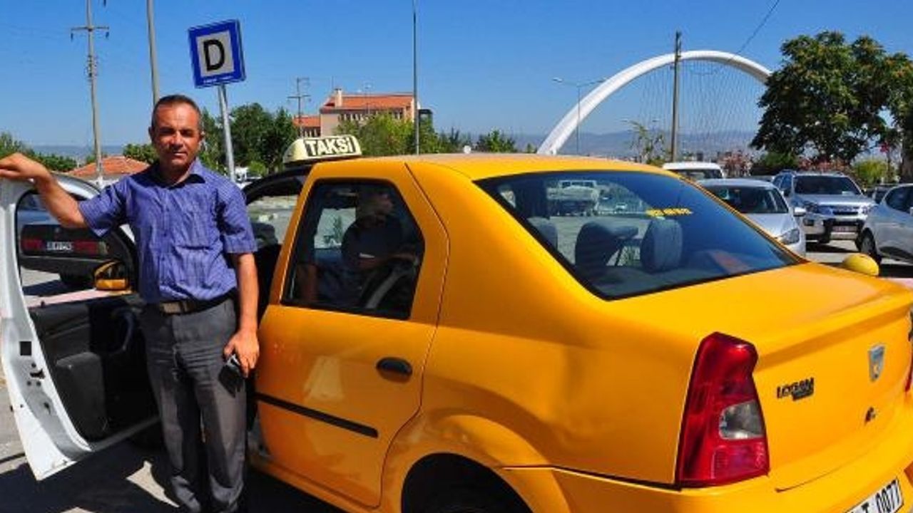 2 Yabancı dil bilen Manisalı taksici turistlerin gözdesi oldu
