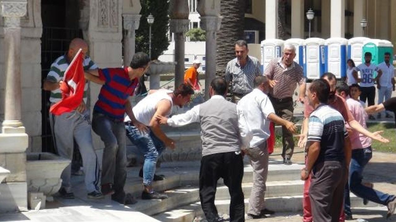 Konak Meydanı'nda toplanan grubun dövdüğü genç, hakaretten tutuklandı