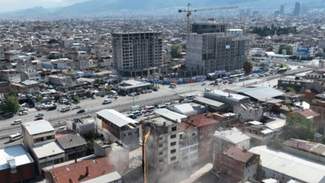 Bursa'da İstanbul Caddesi yıkımlarla şekilleniyor