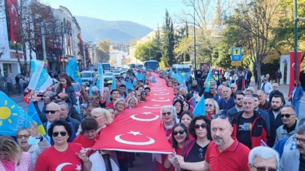 Bursa'da İYİ Parti'den 99. yıla 99 metrelik dev bayrak