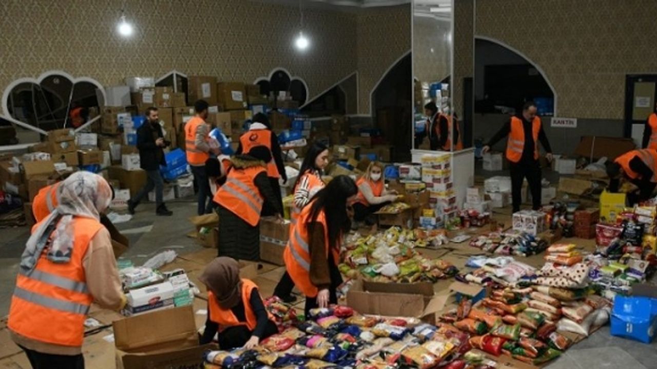 Çayırova'nın 'Sevince'si depremzedelere yardımı sürdürüyor