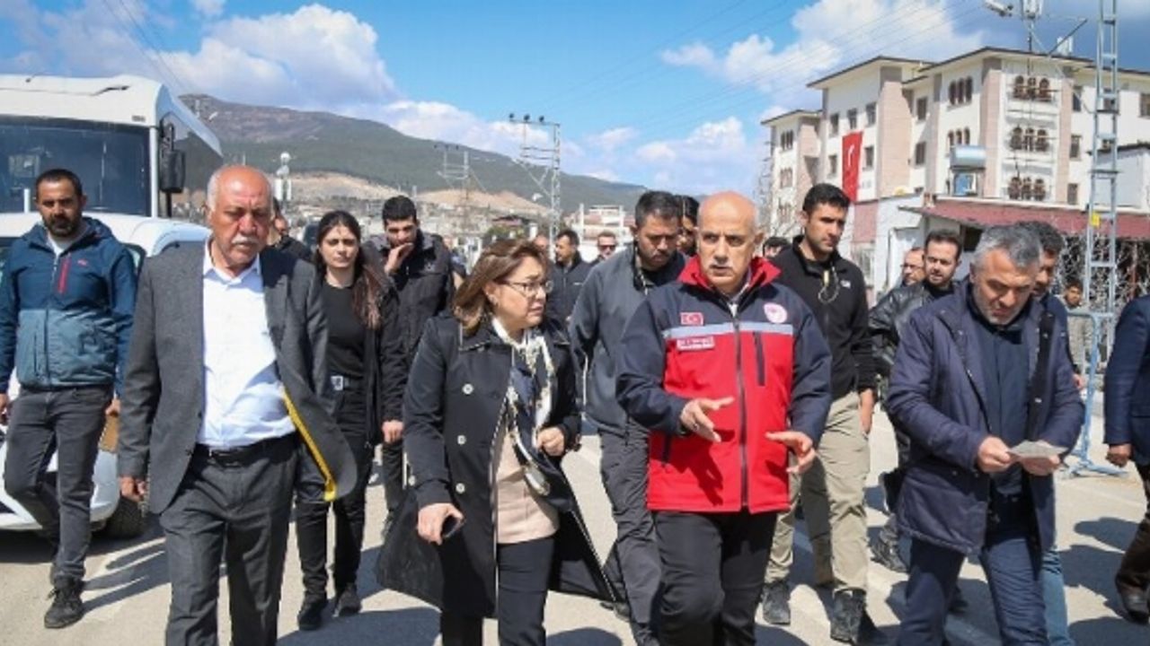 Bakan Kirişçi Gaziantep'te deprem bölgesinde