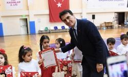 Minik öğrencilere karnelerini Başkan Dündar verdi