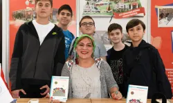 Yazar Halime Yıldız kitaplarını küçük okuyucuları için imzaladı