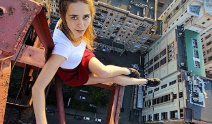Instagram'da en tehlikeli pozları çeken Angela Nikolau