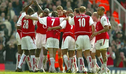 2003-04 sezonunu namağlup şampiyon bitiren Arsenal kadrosu