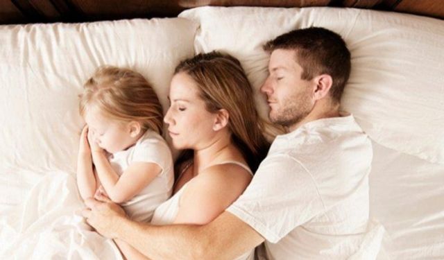 Çocukların ebeveynle yatması özgüveni düşürüyor