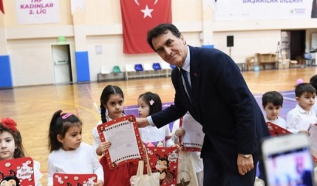 Minik öğrencilere karnelerini Başkan Dündar verdi