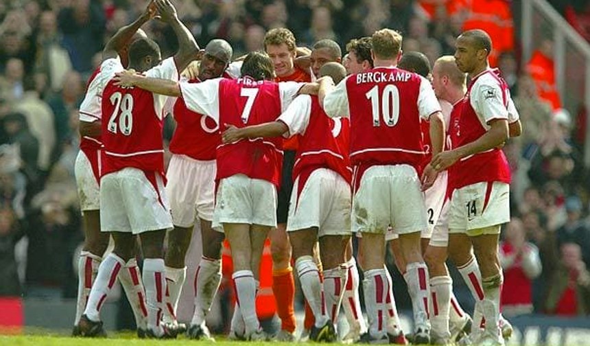 2003-04 sezonunu namağlup şampiyon bitiren Arsenal kadrosu