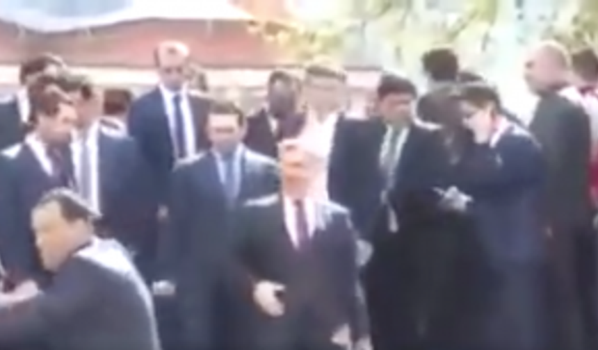 Başbakan'a Satranç Tahtası Fırlatan Çocuk