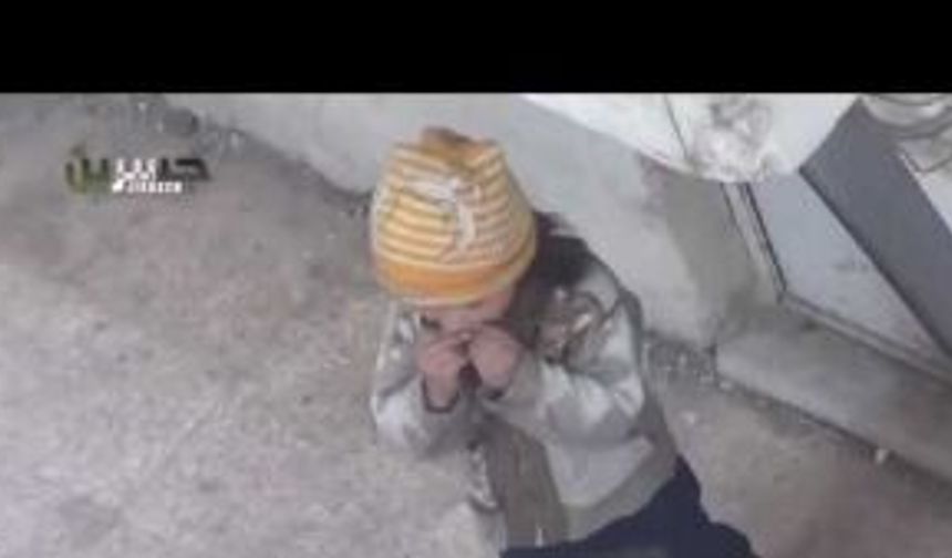 Ekmeğini arkadaşları ile paylaşan Suriyeli küçük kız