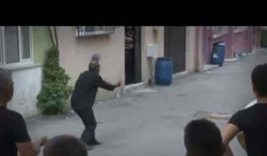 Kurbanlık dana ile kavga eden adam