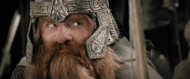 Gloin oğlu Gimli; kardeşliğin cüce üyesi, elfleri sevmese de elf kraliçesi Galadriel'e büyük bir hayranlık beslemektedir.