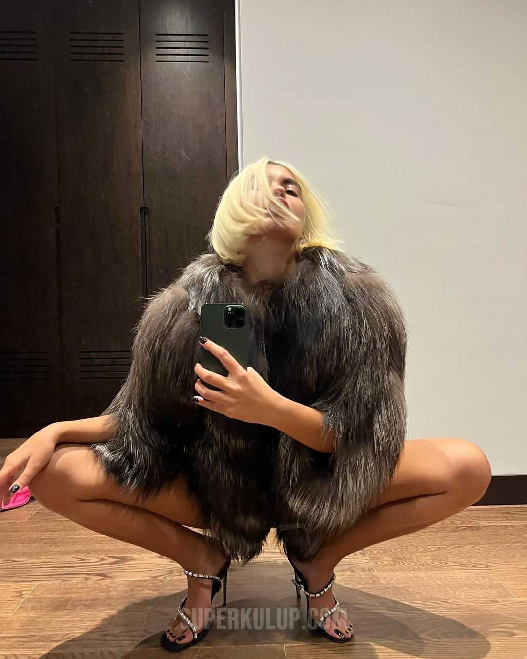 Eteğini kaldırıp kasıtlı olarak frikik veren Bahar Candan bu sefer de üstsü...